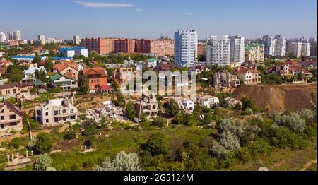 Die Folgen eines Erdrutsches in der Ukraine von Chenomorsk. Drohnenaufnahmen, natürliches Leben, farbig. Stockfoto