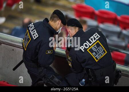 Polizisten beobachten Fans im Gruppe-F-Spiel DEUTSCHLAND, Ungarn. , . in der Saison 2020/2021 am 23. Juni 2021 in München, Deutschland. Quelle: Peter Schatz/Alamy Live News Stockfoto