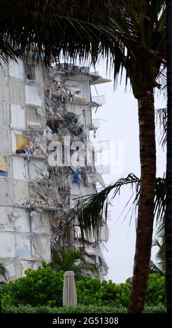 Surfside, Usa. Juni 2021. Ein teilweise eingestürztes Wohnhaus ist am Donnerstag, dem 24. Juni 2021, in Surfside, Florida, nördlich von Miami Beach, zu sehen. Nachrichtenberichte berichteten, dass eine Person gestorben war und 56 andere Personen beim Zusammenbruch entweder vermisst oder verletzt wurden. Foto von Gary i Rothstein/UPI Credit: UPI/Alamy Live News Stockfoto