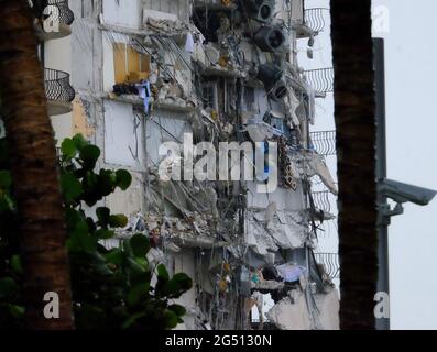 Surfside, Usa. Juni 2021. Ein teilweise eingestürztes Wohnhaus ist am Donnerstag, dem 24. Juni 2021, in Surfside, Florida, nördlich von Miami Beach, zu sehen. Nachrichtenberichte berichteten, dass eine Person gestorben war und 56 andere Personen beim Zusammenbruch entweder vermisst oder verletzt wurden. Foto von Gary i Rothstein/UPI Credit: UPI/Alamy Live News Stockfoto