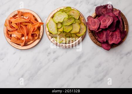 Dehydriertes Gemüse Haufen isoliert auf weiß als Snack für Vegetarier Stockfoto