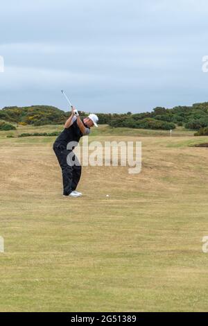 Montrose, Angus, Schottland, Großbritannien, 25. Juni 2021: In dieser Woche findet die PGA Europro Tour - The Eagle Orchid Scottish Masters - im Montrose Golf Links statt. Spielen auf dem fünftältesten Golfplatz der Welt. (Kurs 1562) (Sam Broadhurst Center) schlägt sein Annäherungsschießen auf den Par 5 15. Green vor (Credit-Barry Nixon/Alamy Live News) Stockfoto