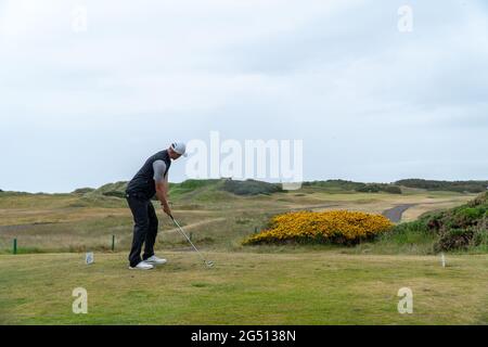 Montrose, Angus, Schottland, Großbritannien, 23. Juni 2021: In dieser Woche findet die PGA Europro Tour - die Eagle Orchid Scottish Masters - im Montrose Golf Links statt. Heute ist die zweite Runde, Sam Broadhurst hat eine ausgezeichnete zweite Runde gespielt, mit einer 65, was zu seiner ersten Runde von 63 hinzufügt, was ihn als Clubhaus-Leader auf -14 mit einer Runde vor dem Ende bringt. (Sam Center), um seinen Abschlag auf den langen Par 3 16. Zu schießen. (Credit-Barry Nixon/Alamy Live News) Stockfoto