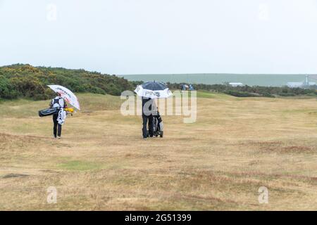 Montrose, Angus, Schottland, Großbritannien, 23. Juni 2021: In dieser Woche findet die PGA Europro Tour - die Eagle Orchid Scottish Masters - im Montrose Golf Links statt. Die Profis werden um einen Anteil am £49,235-Preisfonds spielen. Sam Broadhurst hat eine ausgezeichnete zweite Runde gespielt, mit einer 65, was zu seinem ersten Rundenergebnis von 63 hinzufügt, was ihn als Clubhaus-Leader auf -14 bringt, mit einer Runde vor dem Ende. (Sam Center) beim Aufsteigen am 17., um seinen Ball in der Mitte des Fairways zu finden. (Kredit: Barry Nixon/Alamy Live News) Stockfoto