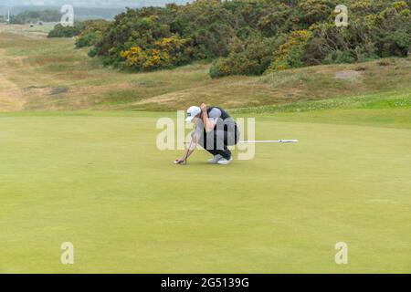 Montrose, Angus, Schottland, Großbritannien, 23. Juni 2021: In dieser Woche findet die PGA Europro Tour - die Eagle Orchid Scottish Masters - im Montrose Golf Links statt. Die Profis werden um einen Anteil am £49,235-Preisfonds spielen. Sam Broadhurst hat eine ausgezeichnete zweite Runde gespielt, mit einer 65, was zu seinem ersten Rundenergebnis von 63 hinzufügt, was ihn als Clubhaus-Leader auf -14 bringt, mit einer Runde vor dem Ende. (Sam Center) legt seinen Par Putt auf dem 17. Green an (Quelle: Barry Nixon/Alamy Live News) Stockfoto