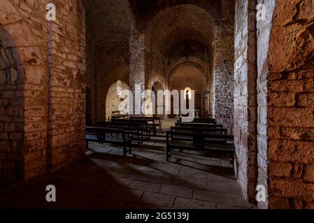 Innenraum der Kirche des Klosters Sant Llorenç del Munt, auf dem Gipfel von La Mola (Barcelona, Katalonien, Spanien) Stockfoto