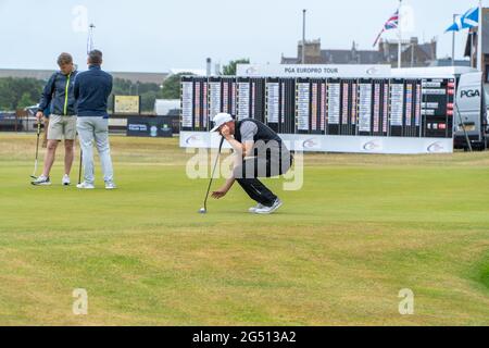 Montrose, Angus, Schottland, Großbritannien, 23. Juni 2021: In dieser Woche findet die PGA Europro Tour - die Eagle Orchid Scottish Masters - im Montrose Golf Links statt. Die Profis werden um einen Anteil am £49,235-Preisfonds spielen. Sam Broadhurst hat eine ausgezeichnete zweite Runde gespielt, mit einer 65, was zu seinem ersten Rundenergebnis von 63 hinzufügt, was ihn als Clubhaus-Leader auf -14 bringt, mit einer Runde vor dem Ende. (Sam Center) schlug seine Braut 4 Meter vor dem Versuch. Dieses Par-Putt-up zu säumen. (Kredit: Barry Nixon/Alamy Live News) Stockfoto