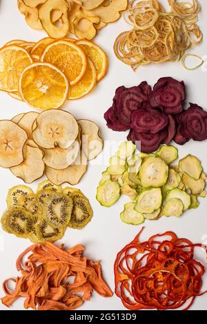 Das Set aus verschiedenen Chips aus getrockneten Früchten Stockfoto