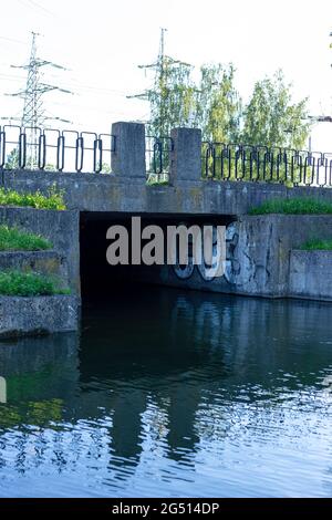 Betonbrücke über den Fluss. Fußgängerbrücke. Stockfoto