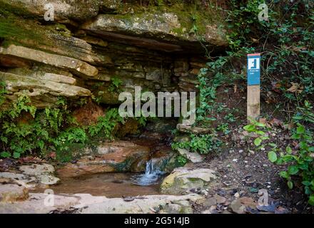 Quelle Font del Llor, in der Nähe des Marquet de les Roques im Horta-Tal, in Sant Llorenç Savall (Vallès Ockidental, Barcelona, Katalonien, Spanien) Stockfoto