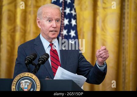 Washington, Usa. Juni 2021. Präsident Joe Biden hält am Donnerstag, den 24. Juni 2021, Bemerkungen zu den Vereinbarungen einer parteiübergreifenden Senatorengruppe über den Infrastrukturplan im Ostsaal des Weißen Hauses in Washington, DC. Foto von Sarah Silbiger/Pool/Sipa USA Credit: SIPA USA/Alamy Live News Stockfoto