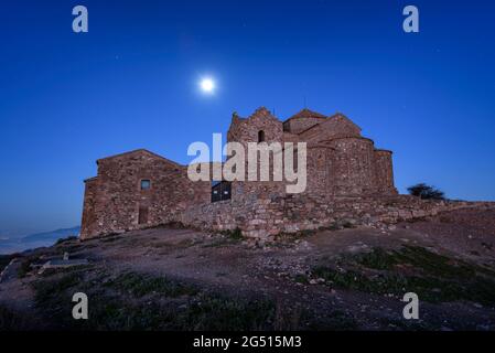 Kloster Sant Llorenç del Munt in der blauen Stunde mit Vollmond (Vallès Eskidental, Barcelona, Katalonien, Spanien) Stockfoto