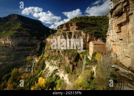 Sant Miquel del Fai Heiligtum und Wasserfälle im Herbst (Barcelona, Katalonien, Spanien) ESP: Cascadas y santuario de Sant Miquel del Fai, en otoño España Stockfoto