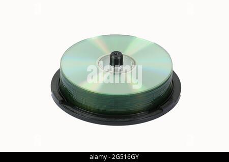 CD-Stapel auf Weiß isoliert. Spindel von CD und DVD. Stockfoto