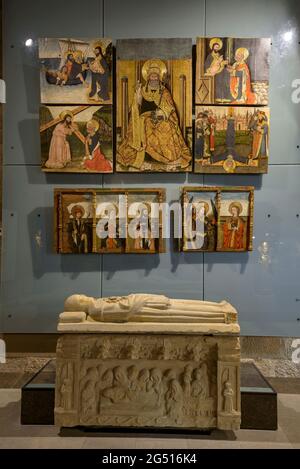 Solsona Museum. Raum für gotische Kunst. Gotische Altarbilder verschiedener Kirchen und ein Grab aus dem Kloster Serrateix (Katalonien, Spanien) Stockfoto