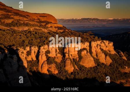 Sonnenaufgang an den Klippen von Fogueroses, an der Ostwand des Montcau, im Naturpark Sant Llorenç del Munt i l'Obac (Barcelona, Katalonien, Spanien) Stockfoto