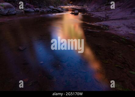 Abstrakt vom Sonnenlicht, das in Oak Creek reflektiert wird Stockfoto