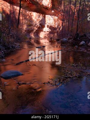 Die Wände des Canyons spiegeln sich in Oak Creek außerhalb von Sedona, AZ Stockfoto
