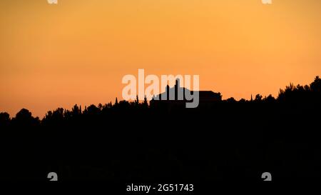 Sonnenaufgang über dem Berg Santa Bàrbara und dem Heiligtum Sant Salvador, in Horta de Sant Joan (Terra Alta, Tarragona, Katalonien, Spanien) Stockfoto