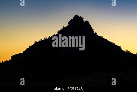 Sonnenaufgang über dem Berg Santa Bàrbara und dem Heiligtum Sant Salvador, in Horta de Sant Joan (Terra Alta, Tarragona, Katalonien, Spanien) Stockfoto