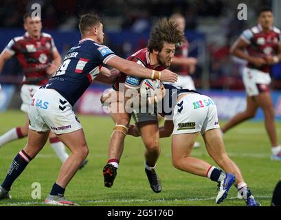 Joe Shorrocks von Wigan Warriors (Mitte) wurde von Wakefield Trinity's Jordan Crowther (links) und Kyle Wood während des Betfred Super League-Spiels im Mobile Rocket Stadium, Wakefield, angegangen. Bilddatum: Donnerstag, 24. Juni 2021. Stockfoto