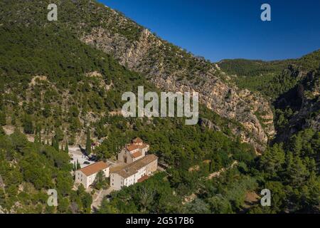 Umgebung des Schutzgebietes Fontcalda und des Flusses Canaletes (Terra Alta, Katalonien, Spanien) ESP: Alrededores del Santuario de Fontcalda, Terra Alta Stockfoto