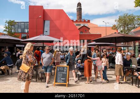 Ebeltoft, Dänemark - 20. Juli 2020: Die alte Malzfabrik wurde in ein Kulturhaus umgewandelt, Menschen um das Kulturhaus in Ebeltoft Stockfoto