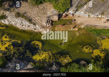 Umgebung des Schutzgebietes Fontcalda und des Flusses Canaletes (Terra Alta, Katalonien, Spanien) ESP: Alrededores del Santuario de Fontcalda, Terra Alta Stockfoto