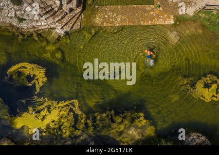 Umgebung des Schutzgebietes Fontcalda und des Flusses Canaletes (Terra Alta, Katalonien, Spanien) ESP: Alrededores del Santuario de Fontcalda, Terra Alta Stockfoto