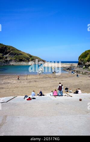 Slipway mit Blick auf den Hafen bei Port Isaac in Cornwall Stockfoto