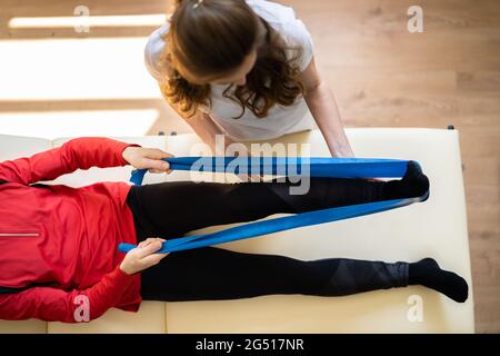 Band Therapy Rehab-Übung Und Physio-Training Stockfoto