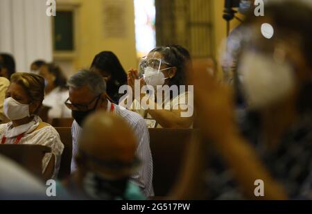 Valencia, Carabobo, Venezuela. Juni 2021. 24. Juni 2021. Die Gemeindemitglieder, die an der Messe unter dem Vorsitz von Kardinal Baltazar Porras teilnehmen. Erzbischof von Merida und apostolischer Verwalter von Caracas, Danksagefür das Gedenken an den zweihundertsten Jahrestag der Schlacht von Carabobo (der letzten Schlacht, die die Freiheit Venezuelas vom spanischen Joch, das das Land damals regierte, entschied). Die Messe fand in der Kathedralkirche der Stadt Valencia im Bundesstaat Carabobo statt. Foto: Juan Carlos Hernandez. Quelle: Juan Carlos Hernandez/ZUMA Wire/Alamy Live News Stockfoto