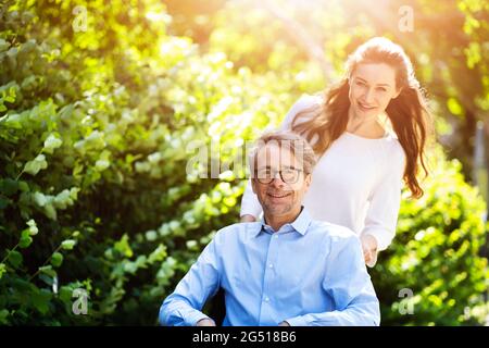 Ältere Ältere Patienten Außerhalb Der Versorgung. Älterer Mann Im Rollstuhl Stockfoto