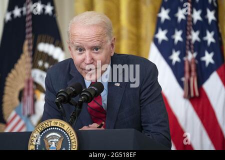 Washington, Usa. Juni 2021. Präsident Joe Biden hält am Donnerstag, den 24. Juni 2021, Bemerkungen zu den Vereinbarungen einer parteiübergreifenden Senatorengruppe über den Infrastrukturplan im Ostsaal des Weißen Hauses in Washington, DC. Foto von Sarah Silbiger/UPI Credit: UPI/Alamy Live News Stockfoto