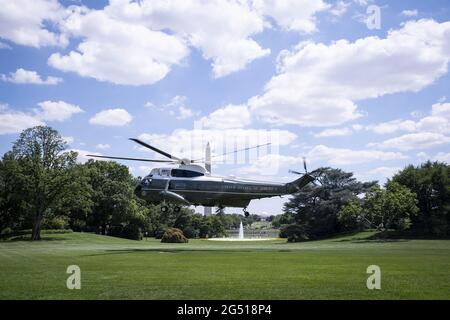 Washington, Usa. Juni 2021. Präsident Joe Biden reist am Donnerstag, den 24. Juni 2021, vom South Lawn des Weißen Hauses in Washington, DC zu einer Reise nach North Carolina auf Marine One. Foto von Sarah Silbiger/UPI Credit: UPI/Alamy Live News Stockfoto