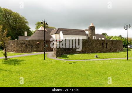 Das National Folk Theatre Siamsa Tire im Stadtpark in Tralee, County Kerry, Irland, Stand Juni 2021 Stockfoto