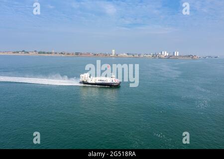 Das Hovercraft von Portsmouth nach Isle of Wight überquert den Solent zwischen Ryde auf der Isle of Wight und Southsea. Stockfoto