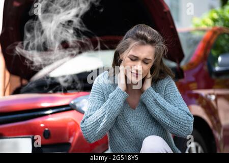 Nackenschmerzen Nach Autounfall. Verletzungsgefahr Und Stress Stockfoto