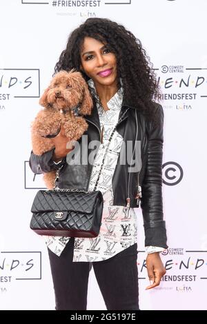 London, Großbritannien. Juni 2021. Sinitta nimmt an der VIP-Nacht des FriendsFest in Comedy Central UK auf dem Clapham Common in London Teil. Bilddatum: Donnerstag, 24. Juni 2021. Bildnachweis sollte lauten Kredit: Matt Crossick/Alamy Live News Stockfoto