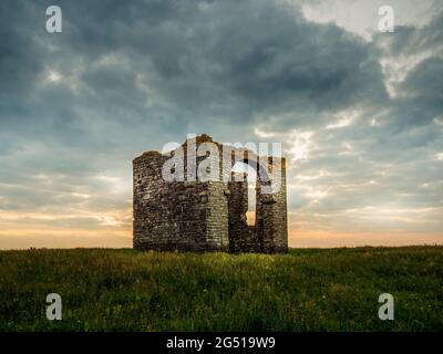 Altes Steingebäude hinter Blackpool Beach in der Nähe von Hartland, North Devon. Abend. Stockfoto