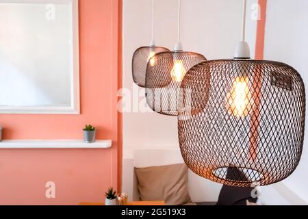 Moderne Lampen mit Glühbirnen im Kaffeeplatz, Innenraum. Einrichtung mit  edison-Lampen im Retro-Stil. Moderne Lampeneinrichtung Stockfotografie -  Alamy