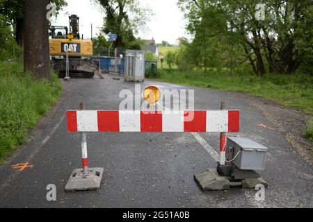 Havirov, Tschechien - 30. Mai 2021: Straßensperre - Barriere, um den Verkehr wegen des Straßenbaus zu stoppen. Kein Zutritt und kein Einreiseverbot. Geringer Fokus. Stockfoto