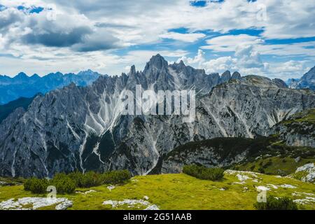 Eine Panorama-Luftaufnahme der epischen Cadini di Misurina Berggruppe, italienischen Alpen, Dolomiten, Italien, Europa Stockfoto