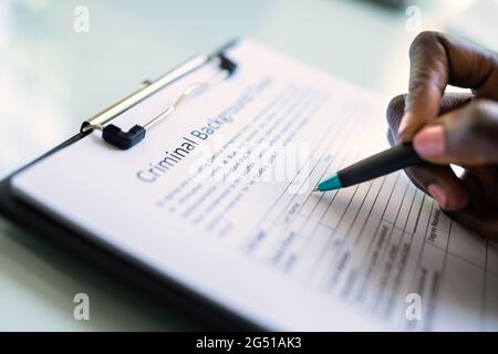 Hand Antragsformular ausfüllen kriminellen Hintergrund überprüfen Stockfoto