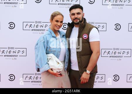 Vicky Pattinson und Ercan RAM, Comedy Central UKs FRIENDSFEST - VIP Arrivals, Clapham Common, London, Großbritannien, 24. Juni 2021, Foto von Richard Goldschmidt Stockfoto