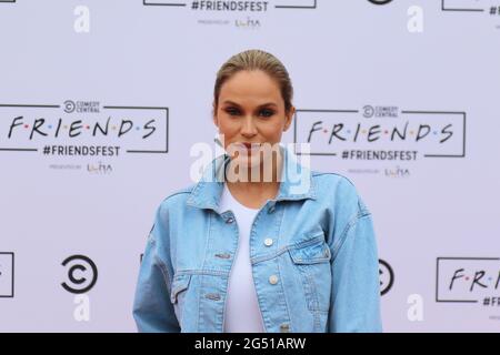 Vicky Pattinson, Comedy Central UKs FRIENDSFEST - VIP Arrivals, Clapham Common, London, Großbritannien, 24. Juni 2021, Foto von Richard Goldschmidt Stockfoto