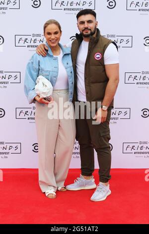 Vicky Pattinson und Ercan RAM, Comedy Central UKs FRIENDSFEST - VIP Arrivals, Clapham Common, London, Großbritannien, 24. Juni 2021, Foto von Richard Goldschmidt Stockfoto