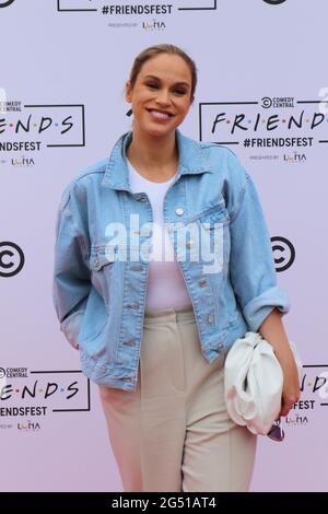 Vicky Pattinson, Comedy Central UKs FRIENDSFEST - VIP Arrivals, Clapham Common, London, Großbritannien, 24. Juni 2021, Foto von Richard Goldschmidt Stockfoto