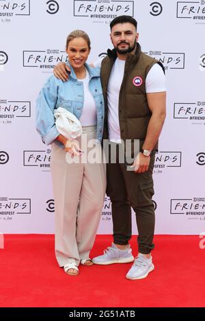 Vicky Pattinson und Ercan RAM, Comedy Central UKs FRIENDSFEST - VIP Arrivals, Clapham Common, London, Großbritannien, 24. Juni 2021, Foto von Richard Goldschmidt Stockfoto