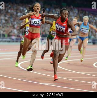 Die USA Allyson Felix & Lauren Williams gewinnen am 10. August 2012 im Olympiastadion Gold in den 4x100 Millionen Damen Stockfoto